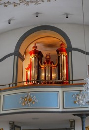 Autre vue de l'orgue depuis la nef, avec éclairage. Cliché personnel
