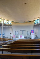 Vue de la nef en béton et du choeur. Cliché personnel