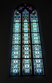 Une des beaux vitraux du choeur à caractère décoratif. Cliché personnel