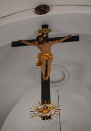 Christ en croix (baroque) suspendu à l'entrée du choeur. Cliché personnel
