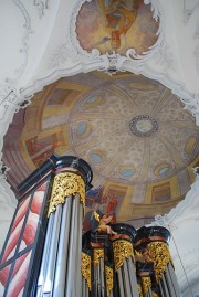 Peinture en trompe-l'oeil au-dessus de l'orgue en tribune. Cliché personnel