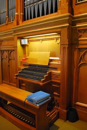 Orgue: la console avec 3 claviers. Cliché personnel