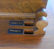 Deux tirants de registres de l'orgue de choeur. Cliché personnel