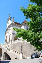 Autre vue de l'église: escalier monumental et façade néobaroque. Cliché personnel