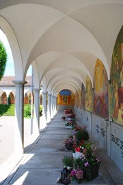 La galerie couverte du cimetière (vue partielle). Cliché personnel