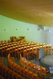 Vue de la nef avec le petit orgue de choeur. Cliché personnel