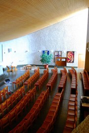 Nef en enfilade à droite de la tribune du grand orgue. Cliché personnel