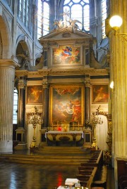Vue du maître-autel avec son décor peint et sculpté du 17ème s. Cliché personnel