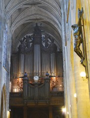 Une dernière vue de l'orgue Clicquot (1777), avec un Christ en croix à droite. Cliché personnel