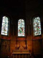 Chapelle latérale avec vitraux. Cliché personnel