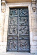 Porte d'entrée en bronze: Tommaso Gismondi, posée en 1980. Cliché personnel