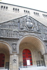 Vue partielle du fameux tympan (Henri Bouchard). Cliché personnel