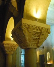 Chapiteau massif de la nef (rappelant l'art roman). Cliché personnel
