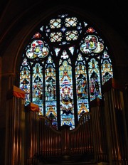 La grande verrière en façade au-dessus de la division sonore du Grand Choeur de l'orgue. Cliché personnel 