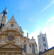 Vue extérieure avec le lycée Henri IV et l'ancienne tour de l'abbaye, à droite. Cliché personnel (nov. 2012)