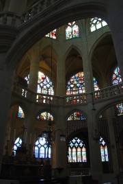 Vue du choeur avec ses nombreuses verrières du 17ème siècle. Cliché personnel