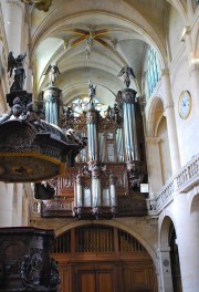 Orgue en perspective avec la chaire au 1er plan. Cliché personnel