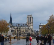 Notre-Dame sous le ciel chargé de novembre. Cliché personnel