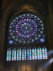 La rose Sud du transept dans un éclairage mystérieux de novembre, fin d'après-midi. Cliché personnel