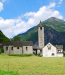 Vue d'ensemble de l'église et d'une partie du village. Cliché personnel