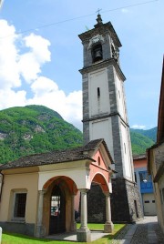 Le campanile de l'église de Cavergno et la chapelle-ossuaire. Cliché personnel (juin 2012)