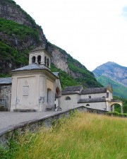 Vue de l'église avec du recul (ossuaire visible à gauche). Cliché personnel