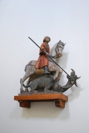 Statue figurant saint Georges terrassant le dragon. Cliché personnel