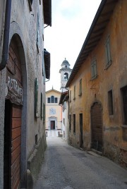 Vue de l'église San Martino par la rue étroite qui mène à la chapelle sainte Ursule. Cliché personnel