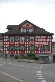 Une maison typique, ancienne, devant l'église. Cliché personnel