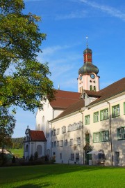 Vue extérieure de l'abbaye, avec le jardin. Cliché personnel (automne 2012)