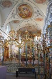 Une dernière vue vers le choeur, au crépuscule, avec le grand orgue. Cliché personnel