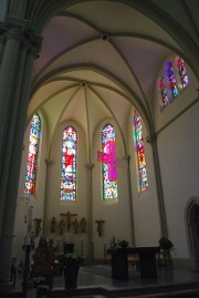 Vue du choeur de l'église (vitraux de A. Schweri). Cliché personnel