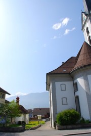 Vue de l'église de Kerns et de la chapelle-ossuaire. Cliché personnel (mai 2013)