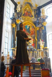 Perspective sur le maître-autel avec la statue de Nicolas de Flue devant. Cliché personnel