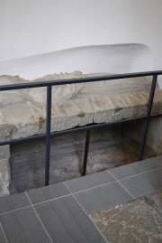 La double pierre tombale de Nicolas de Flue dans la chapelle près du choeur. Cliché personnel