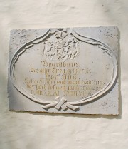 Plaque sculptée au mur extérieure de la chapelle: mentionne la présence de N. de Flue. Cliché personnel