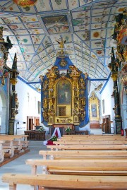 Vue intérieure de la nef, avec la chapelle de Lorette englobée dans l'église. Cliché personnel