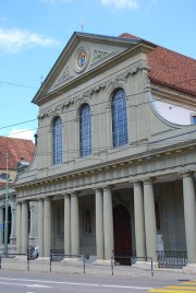 Vue de la façade de N.-Dame, Fribourg. Cliché personnel (mai 2013)