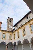 Vue de la cour du cloître de S. Giovanni Battista à Mendrisio (Tessin). Cliché personnel