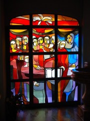 Un vitrail vers les fonts baptismaux (signature: Fra Roberto Fece). Cliché personnel
