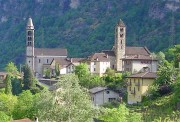 Eglises de Giornico: San Michele est à gauche. Source: http://www.defanti.ch/giornico.htm