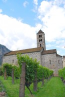 Vue extérieure de l'église San Nicolao, Giornico. Cliché personnel (sept. 2013)