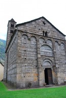 Vue de l'église avec sa façade romane. Cliché personnel