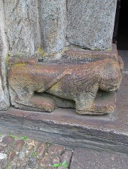 Porte d'entrée, sculpture basse à gauche. Cliché personnel