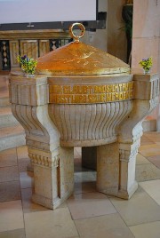 Fonts baptismaux, de style néo-roman avec touche byzantine (typique de Gaudy). Cliché personnel