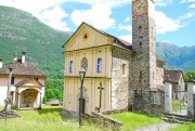 Vue de l'ensemble église et cimetière à Aurigeno. Cliché personnel (mai 2014)