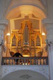 L'orgue de choeur juste avant le concert (M. Bernard Heiniger s'adressant aux auditeurs). Cliché personnel privé