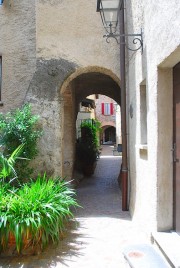 Passage voûté dans le village. Cliché personnel