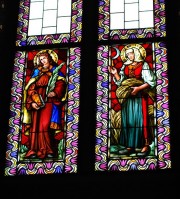 Un groupe de vitraux néogothiques. Cliché personnel