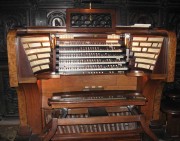 Dôme de Milan: la console centrale à 5 claviers qui pilote les 5 instruments. Source: http://marietto.altervista.org/